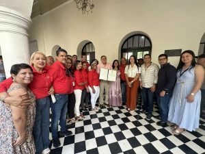FUNCIONARIOS CGDM POSANDO CON LA NOTA DE ESTILO