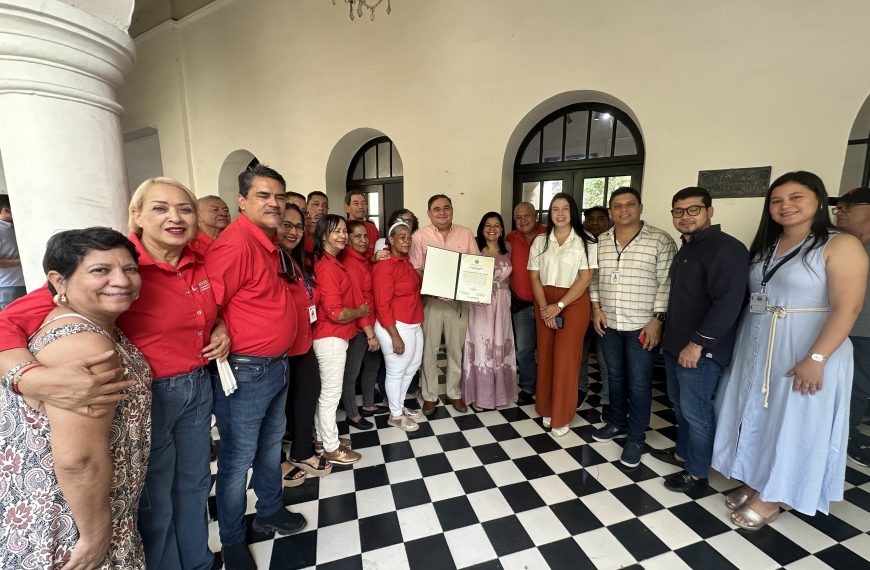 FUNCIONARIOS CGDM POSANDO CON LA NOTA DE ESTILO
