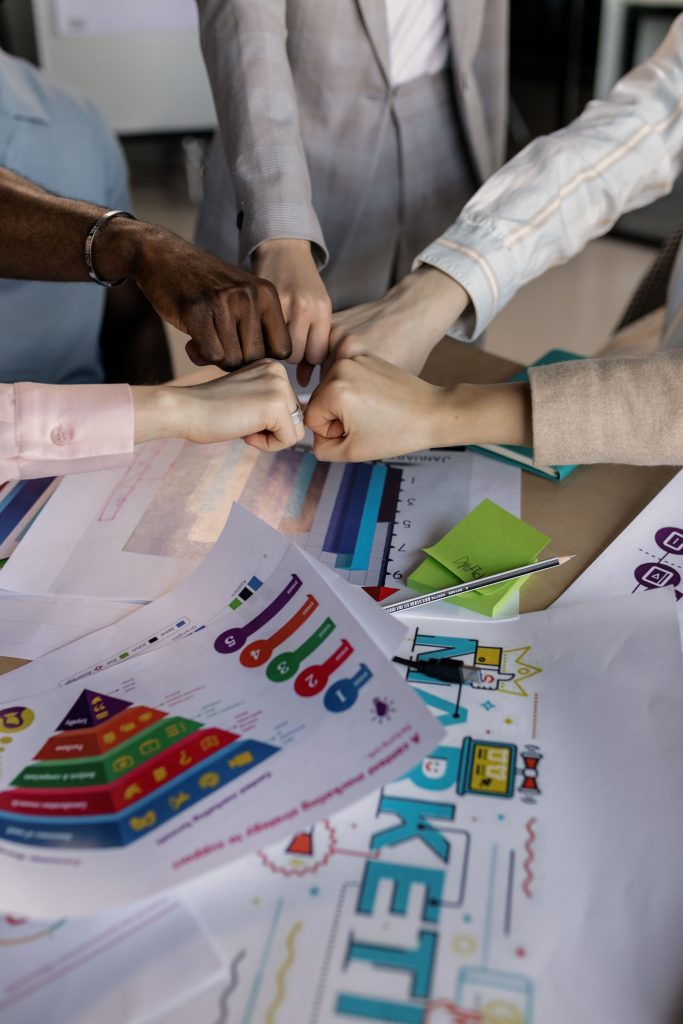 Imagen de personas chocando los puños como señal de trabajo en equipo